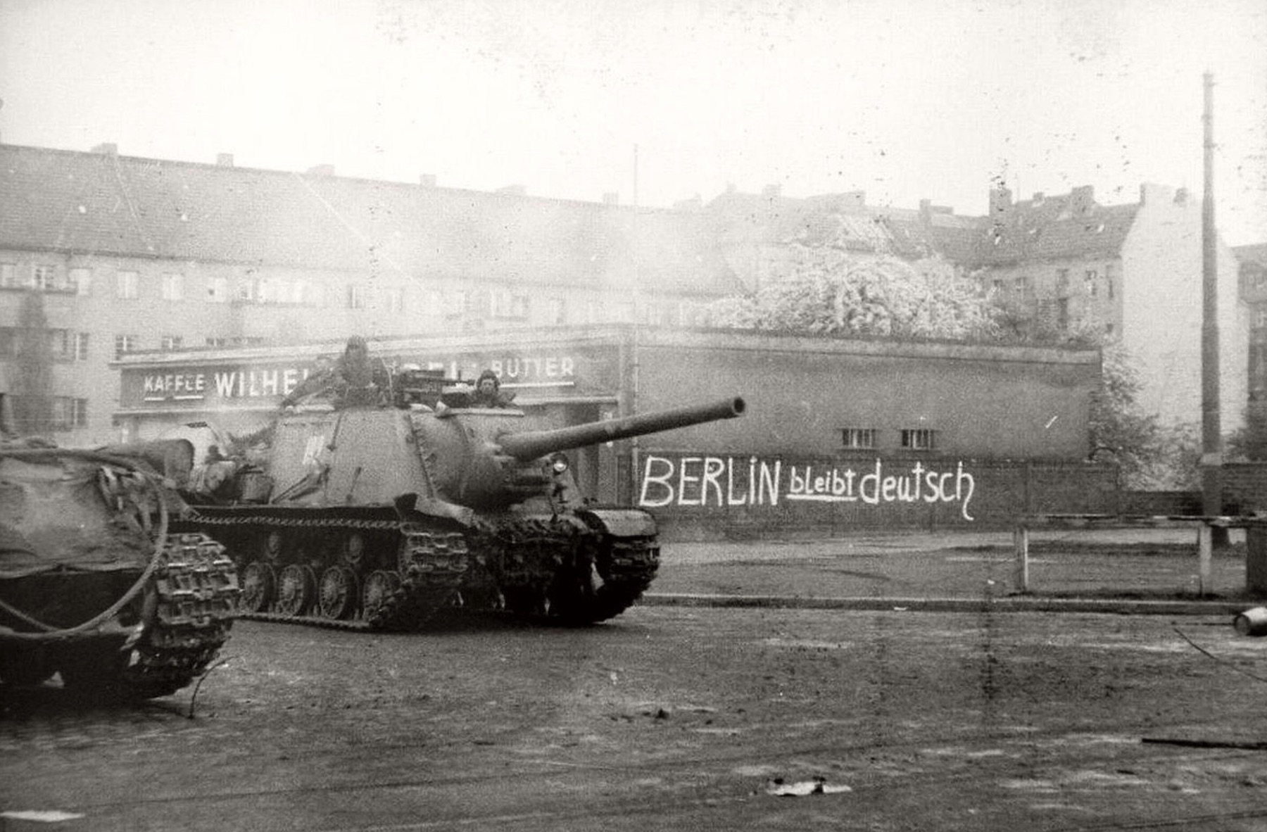 Graffiti translating to "Berlin Remains". 